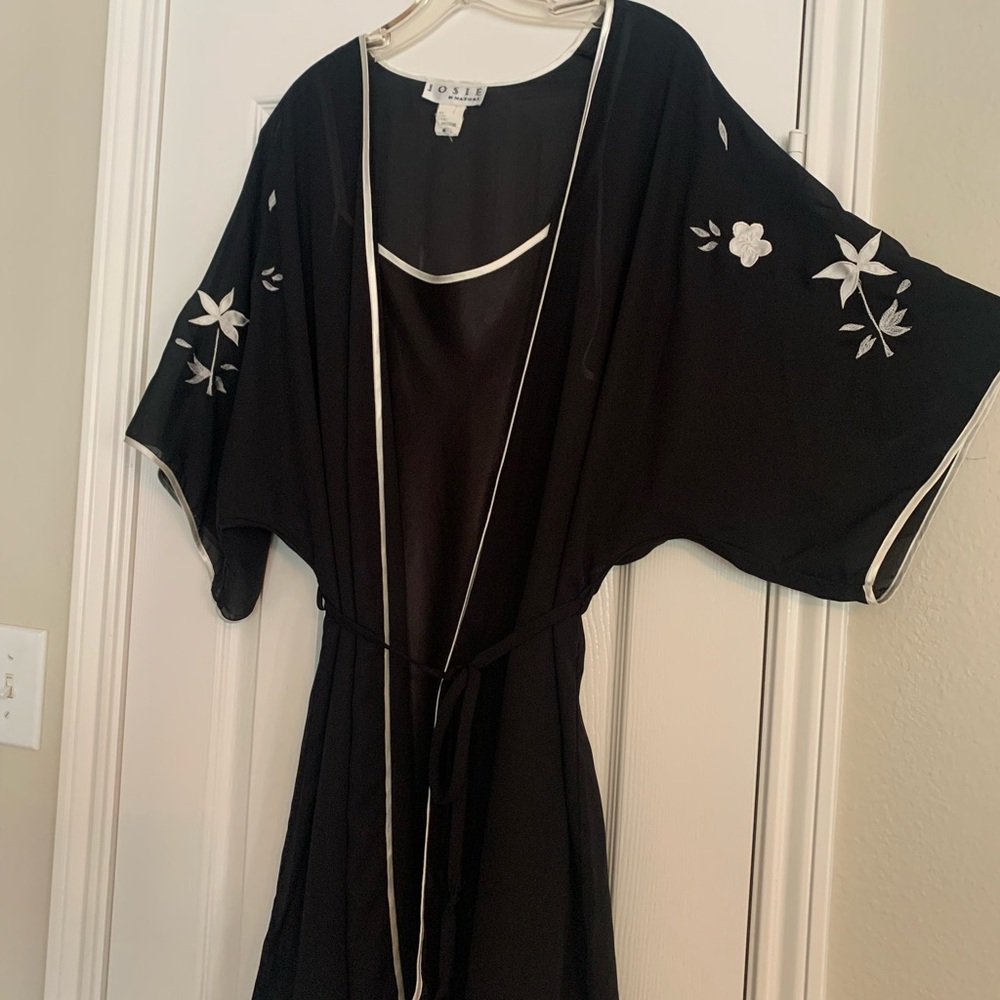 Short gown and matching tie robe. Size M. Very good condition! Applique on robe